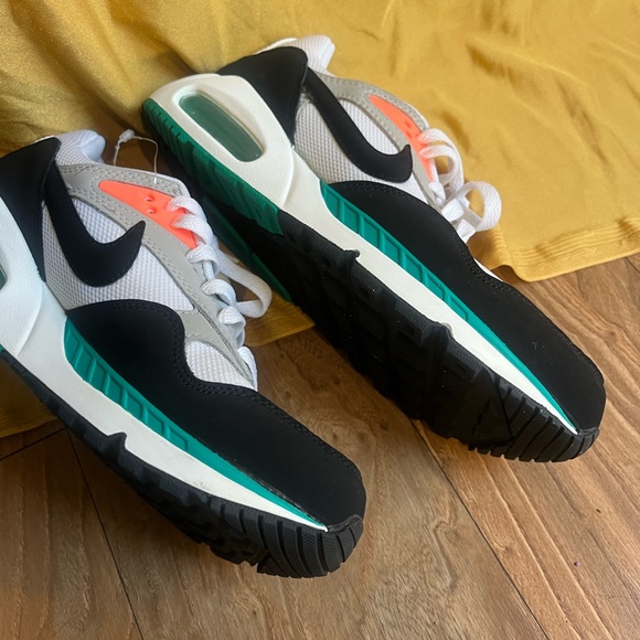 Nike White and Black Sneakers - Picture 6 of 9